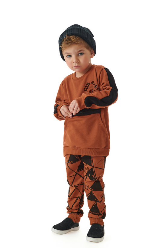Zipper Sweatshirt & Graphic Triangle Jogger in Rust